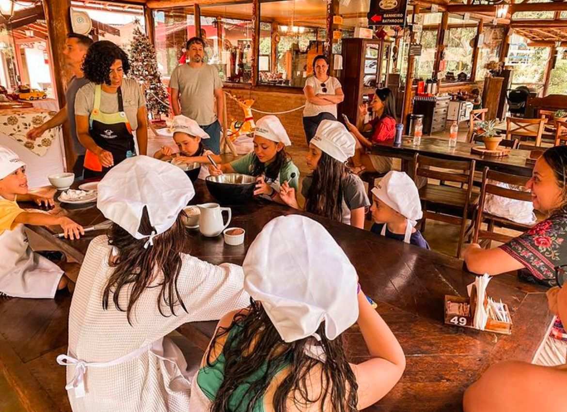 Oficina de confeitaria com chapéu de chef
