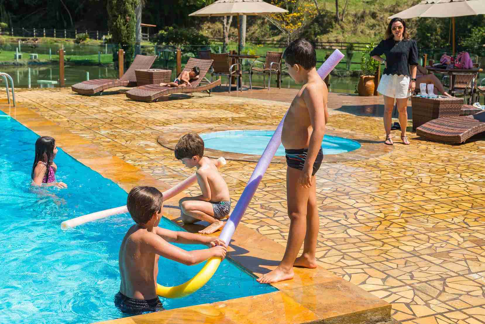 Crianças se divertindo na piscina